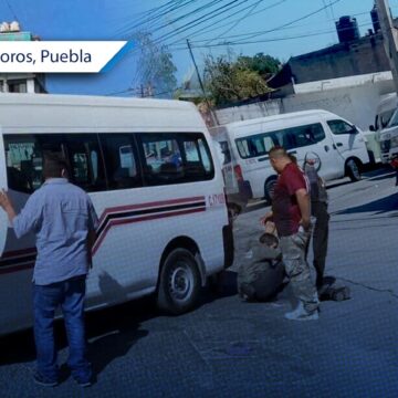 Choferes bloquean calles de Izúcar de Matamoros por detención de transportista acusado de atropellar a agente vial