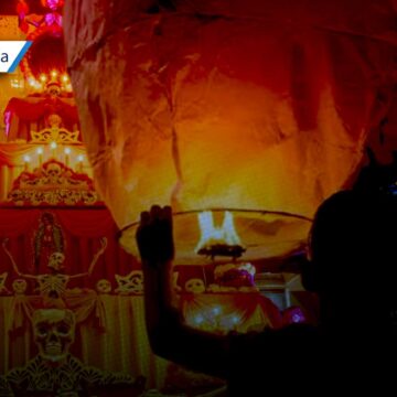 Cuetzalan alista altares tradicionales y globos de Cantoya con motivo del Día de Muertos