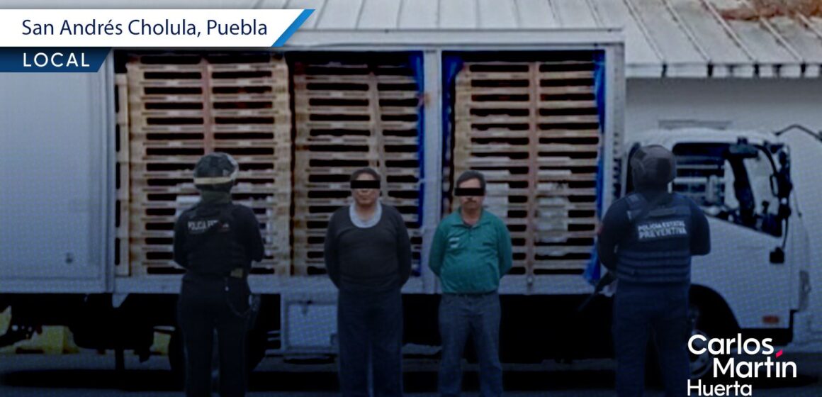 Detienen en San Andrés Cholula a dos hombres por transportar madera ilegal en camión de carga