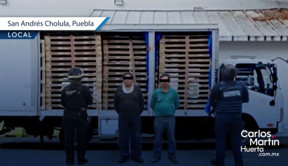 Detienen en San Andrés Cholula a dos hombres por transportar madera ilegal en camión de carga