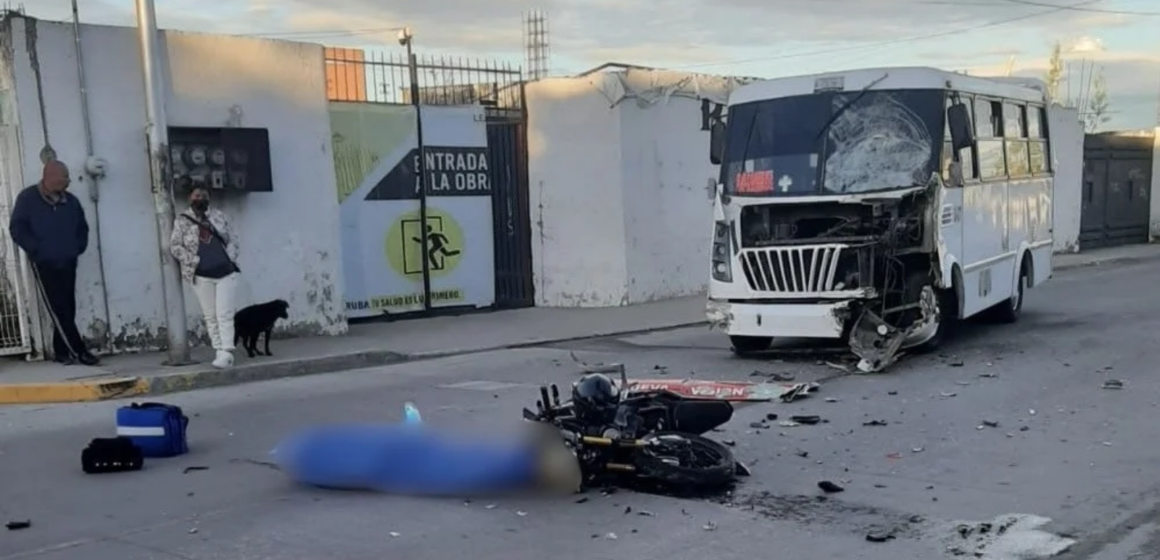 Motociclista muere tras chocar contra microbús en Guadalupe Hidalgo; hallan arma de fuego