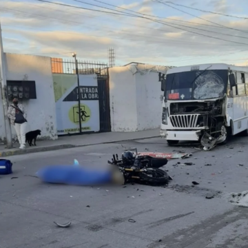 Motociclista muere tras chocar contra microbús en Guadalupe Hidalgo; hallan arma de fuego