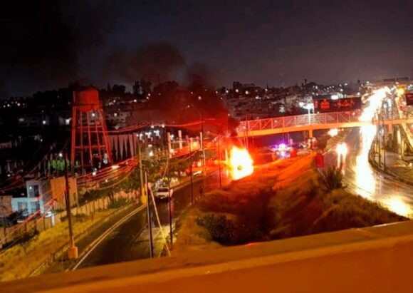 Incendio Periférico Ecológico Vehículo se incendia tras falla mecánica en el Periférico Ecológico