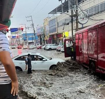 Salvan a madre e hija atrapadas en su vehículo tras ser arrastradas por lluvias en Acapulco