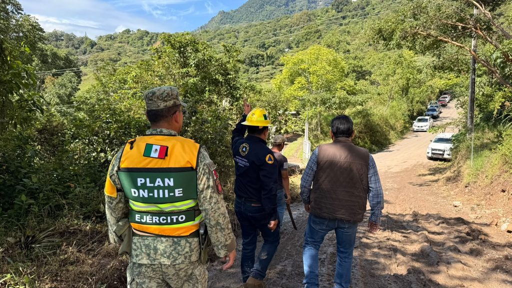 Ordenes de gobierno y fuerzas armadas atienden deslizamiento de tierra en Pahuatlan 2