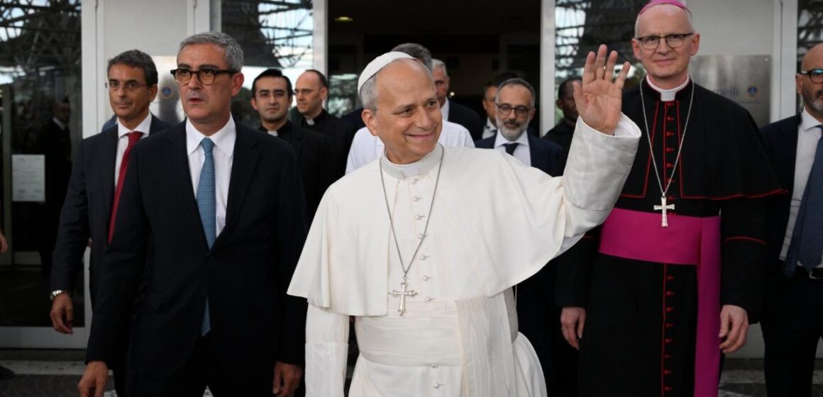 Papa León XIV recibe el alta hospitalaria y regresa al Vaticano