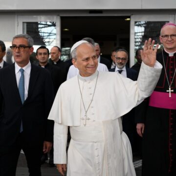 Papa León XIV recibe el alta hospitalaria y regresa al Vaticano