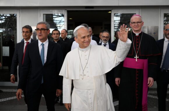 Papa León XIV recibe el alta hospitalaria y regresa al Vaticano