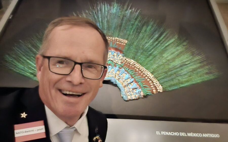 Político austríaco promete devolver el Penacho de Moctezuma a México si gana la presidencia en 2028