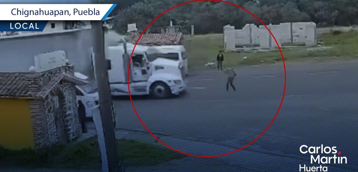 Tráiler embiste a peatón que intentaba ganarle el paso en la carretera Chignahuapan-Tlaxco Tráiler embiste a peatón que intentaba ganarle el paso en la carretera Chignahuapan-Tlaxco