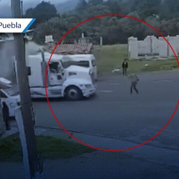 Tráiler embiste a peatón que intentaba ganarle el paso en la carretera Chignahuapan-Tlaxco Tráiler embiste a peatón que intentaba ganarle el paso en la carretera Chignahuapan-Tlaxco