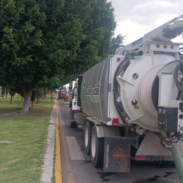 Agua de Puebla atiende hundimiento en avenida Cúmulo de Virgo.