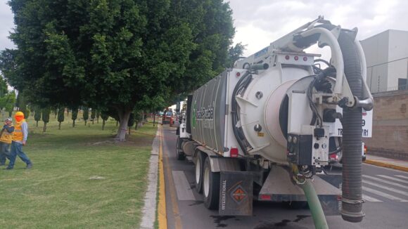 Agua de Puebla atiende hundimiento en avenida Cúmulo de Virgo.