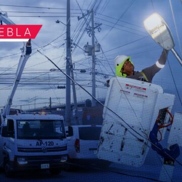 Modernizan el alumbrado público en la colonia Revolución Mexicana con la estrategia Puebla Brilla