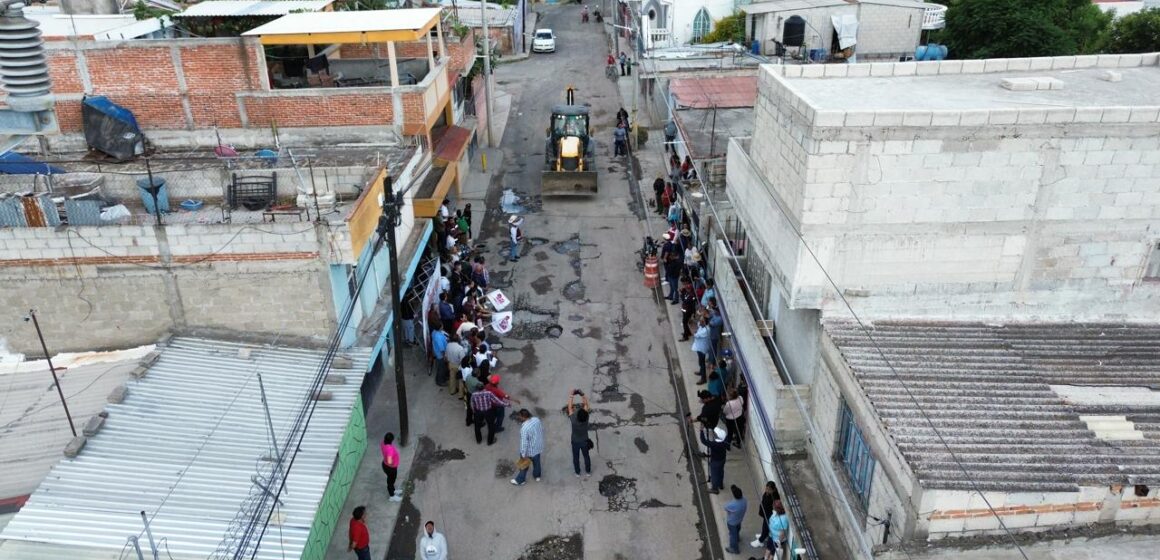 Tonantzin Fernández atiende rezago histórico en vialidades de Santiago Momoxpan y San Diego Cuachayotla