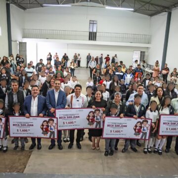 Omar Muñoz reconoce la excelencia con Becas San Juan