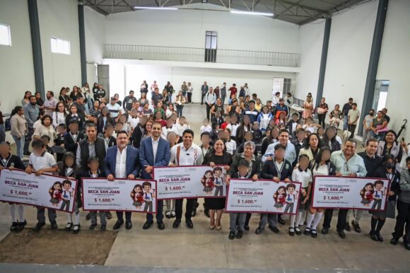 WhatsApp Image 2026-10-02 at 6.22.53 PM Omar Muñoz reconoce la excelencia con Becas San Juan