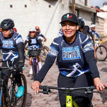 Promueve Lupita Cuautle el uso responsable de la bicicleta y la convivencia familiar en San Andrés Cholula