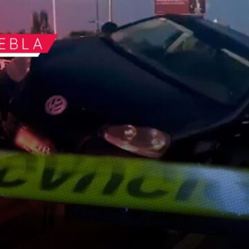 Vehículo termina sobre valla metálica tras perder el control en el Periférico Ecológico