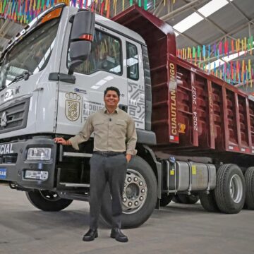 Fortalece Omar Muñoz el parque vehicular con nuevo camión en Cuautlancingo