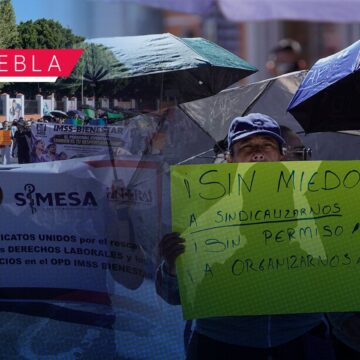 Trabajadores del IMSS Bienestar se manifiestan en Puebla; estas son sus exigencias