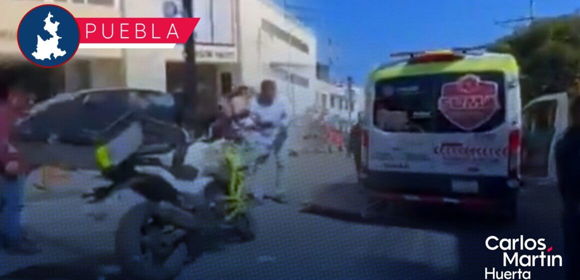 ¡Se pasaron el rojo! Patrulla municipal embiste a motociclistas en el Barrio de Santiago; hay una mujer herida