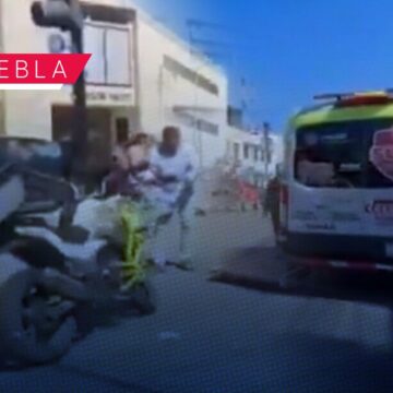 ¡Se pasaron el rojo! Patrulla municipal embiste a motociclistas en el Barrio de Santiago; hay una mujer herida