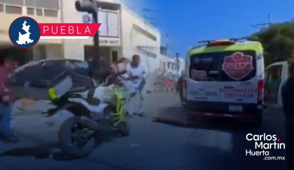 ¡Se pasaron el rojo! Patrulla municipal embiste a motociclistas en el Barrio de Santiago; hay una mujer herida