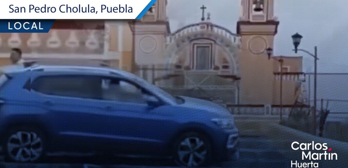 ¡Culpó a Google Maps! Ebrio sube su camioneta por las escaleras del Cerrito de Guadalupe en Cholula