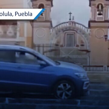 ¡Culpó a Google Maps! Ebrio sube su camioneta por las escaleras del Cerrito de Guadalupe en Cholula