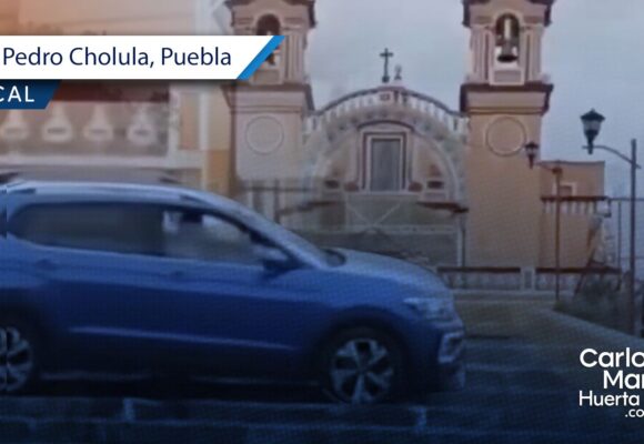 ¡Culpó a Google Maps! Ebrio sube su camioneta por las escaleras del Cerrito de Guadalupe en Cholula
