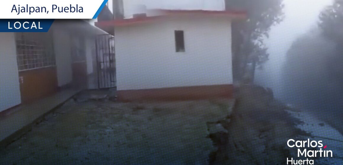 Tras fuertes lluvias, se derrumba barda perimetral de telesecundaria en Ajalpan