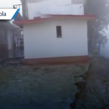 Tras fuertes lluvias, se derrumba barda perimetral de telesecundaria en Ajalpan