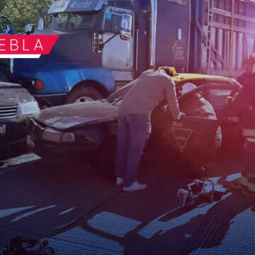 Tráiler y dos vehículos protagonizan accidente en Periférico Ecológico; una mujer termina prensada