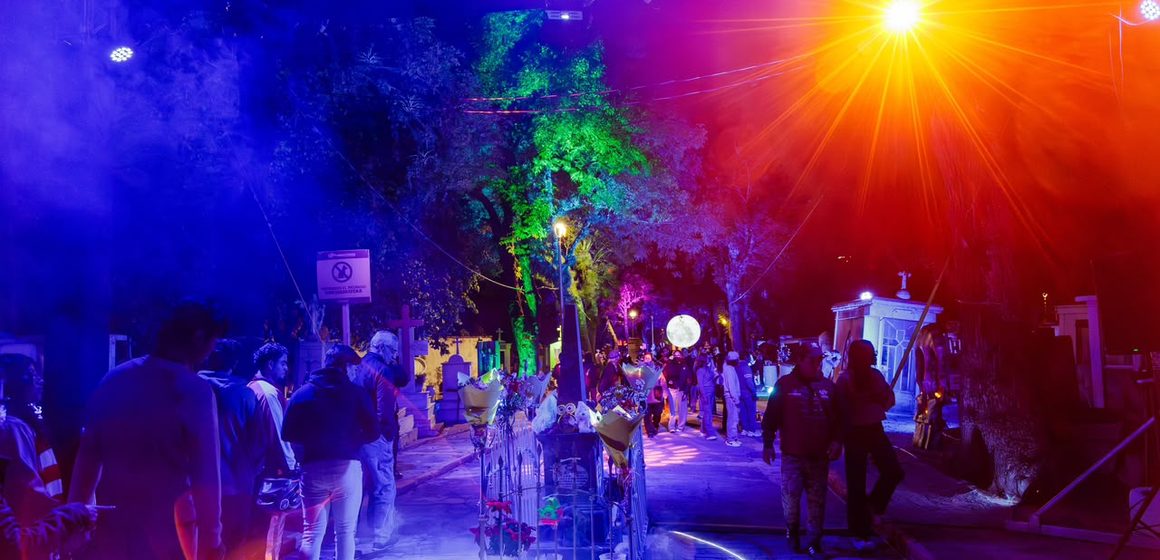 Arte, tumbas y leyendas: así son los recorridos nocturnos del Panteón de Puebla
