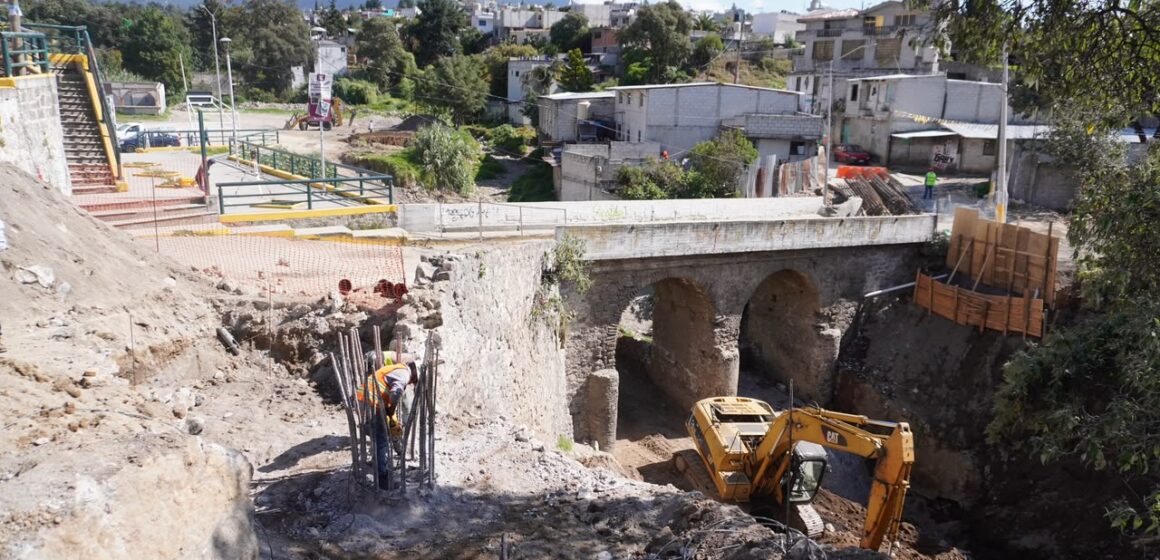 Supervisan construcción del puente vehicular en San Miguel Canoa