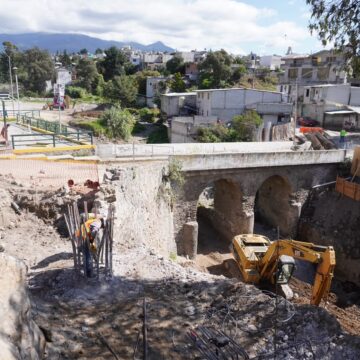 Supervisan construcción del puente vehicular en San Miguel Canoa