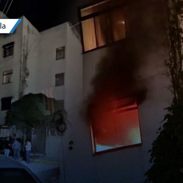 Fuego en ofrenda moviliza a bomberos en el Infonavit El Riego, Tehuacán
