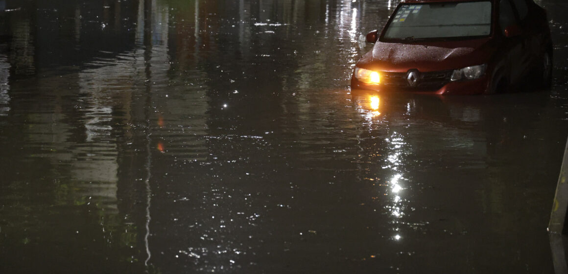 Lluvias en Puebla provocan inundaciones, vehículos varados y afectaciones viales en el sur de la ciudad