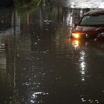Lluvias en Puebla provocan inundaciones, vehículos varados y afectaciones viales en el sur de la ciudad