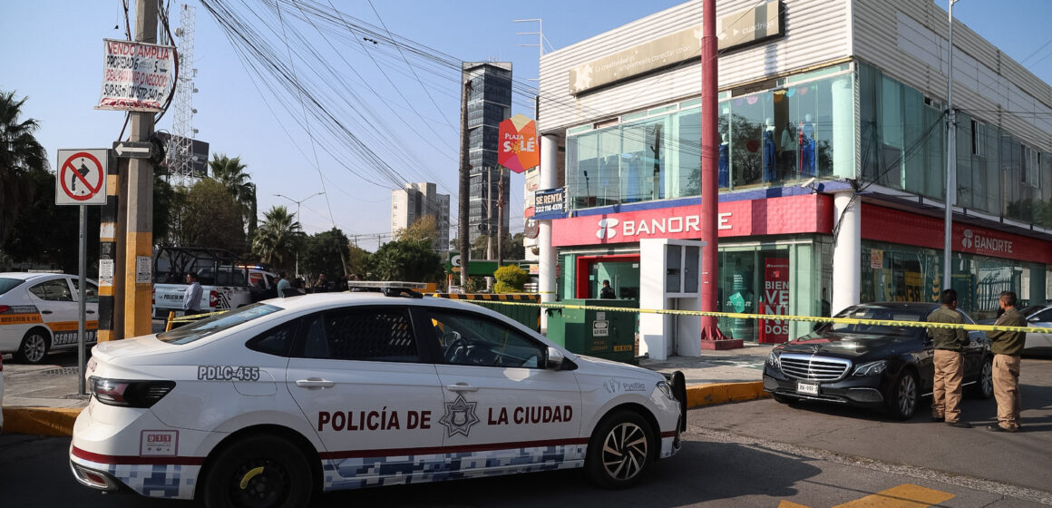 Cuentahabiente es baleado durante asalto en Plaza Solé, Zavaleta; hay un detenido