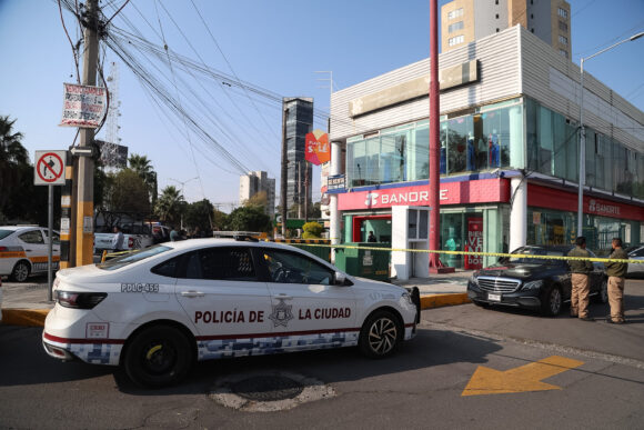 Cuentahabiente es baleado durante asalto en Plaza Solé, Zavaleta; hay un detenido