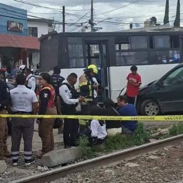 Choque entre microbús y camioneta deja siete lesionados en San Pablo Xochimehuacan