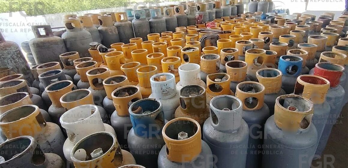FGR asegura 7 mil 610 litros de hidrocarburo y 14 vehículos en cateos en Puebla