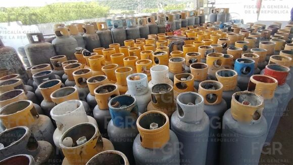 FGR asegura 7 mil 610 litros de hidrocarburo y 14 vehículos en cateos en Puebla