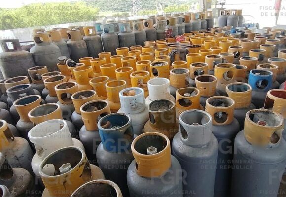 FGR asegura 7 mil 610 litros de hidrocarburo y 14 vehículos en cateos en Puebla