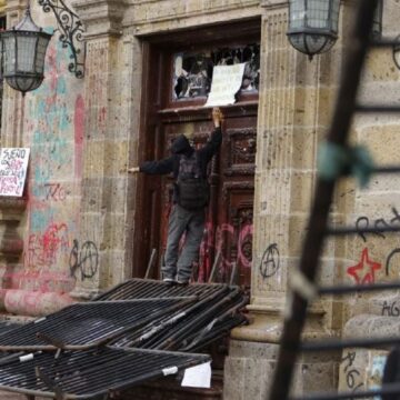 Vandalizan Palacio de Gobierno en Guadalajara durante marcha por agua limpia