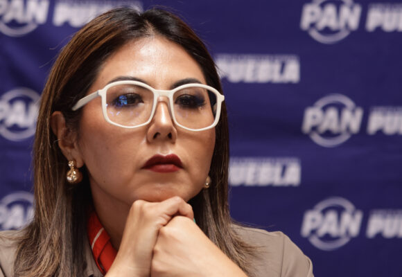 Genoveva Huerta levanta la mano para la alcaldía de Puebla y solicita licencia en el PAN