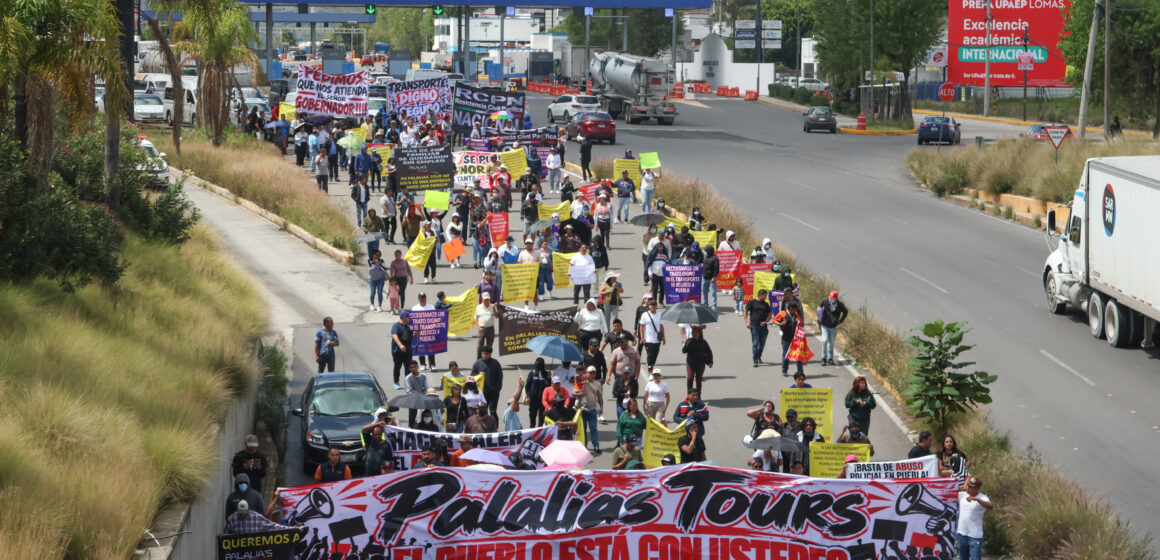 manifestacion-palalias-tours-727204 (1) Reabren la Vía Atlixcáyotl tras bloqueo de transportistas de Palalia’s Tours