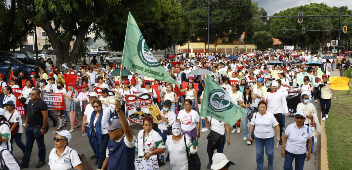 Trabajadores del IMSS en Puebla protestan contra el aumento del 6.8% y piden destituir a líderes sindicales